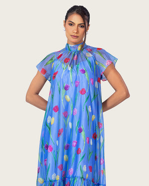 فستان ماكسي أورغانزا أزرق مزهر مع ربطة خلفية