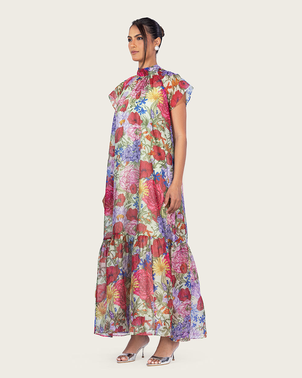 فستان ماكسي أورغانزا مزهر بياقة عالية وربطة خلفية