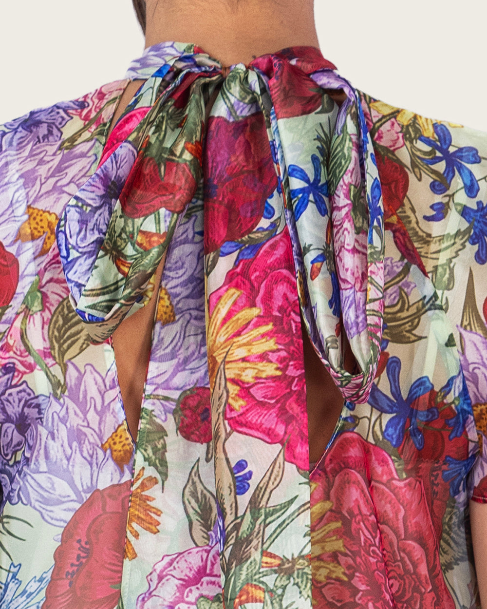 فستان ماكسي أورغانزا مزهر بياقة عالية وربطة خلفية