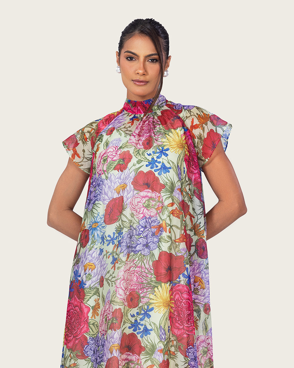 فستان ماكسي أورغانزا مزهر بياقة عالية وربطة خلفية