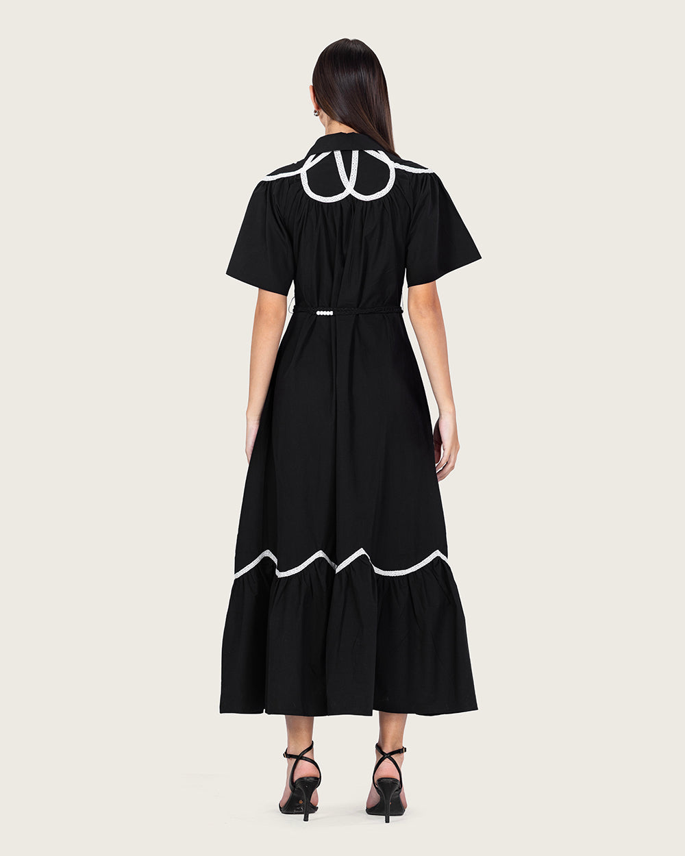 فستان ماكسي أسود بوبلين مع إدخالات دانتيل وحزام خصر مرصع