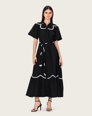 فستان ماكسي أسود بوبلين مع إدخالات دانتيل وحزام خصر مرصع