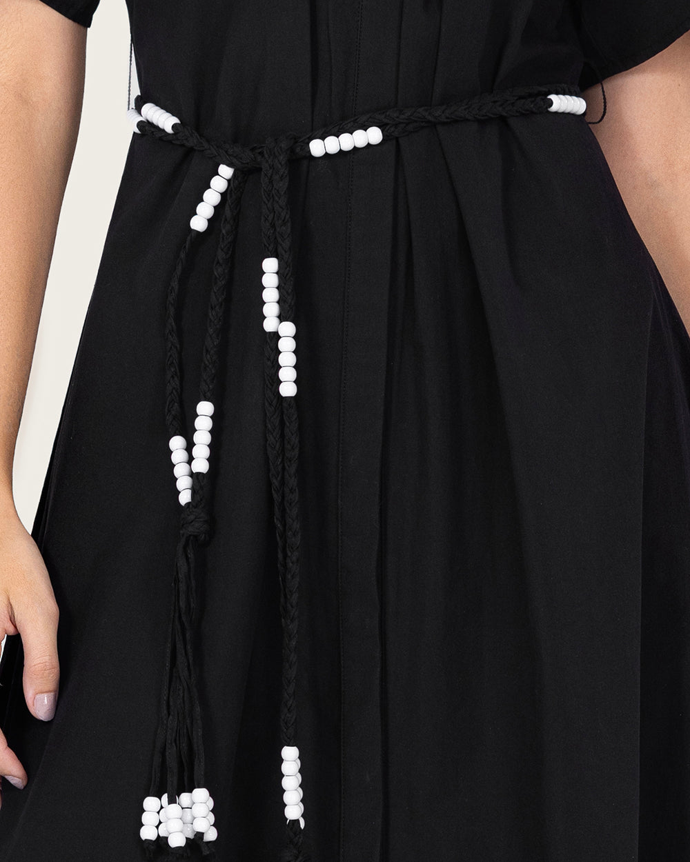 فستان ماكسي أسود بوبلين مع إدخالات دانتيل وحزام خصر مرصع