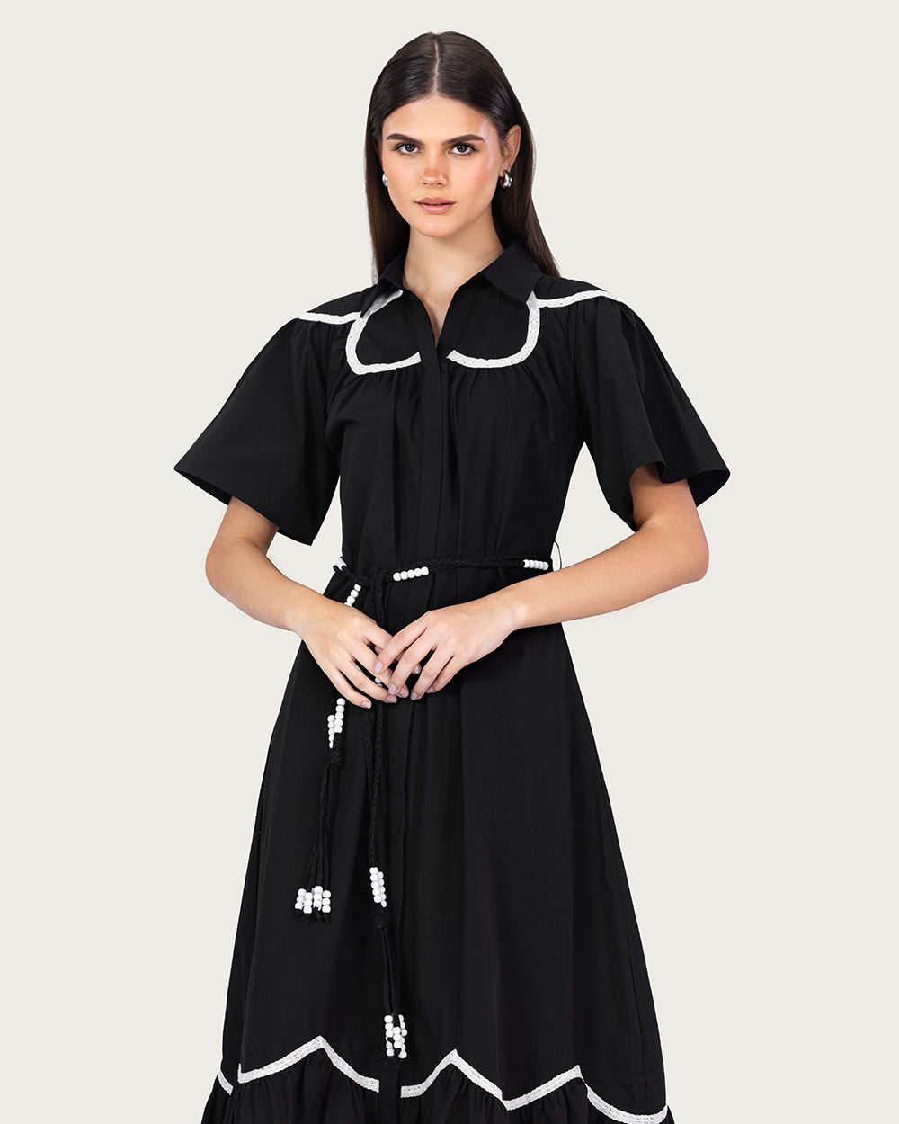 فستان ماكسي أسود بوبلين مع إدخالات دانتيل وحزام خصر مرصع