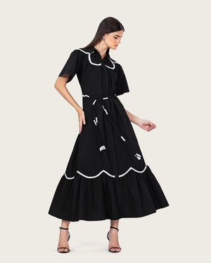 فستان ماكسي أسود بوبلين مع إدخالات دانتيل وحزام خصر مرصع