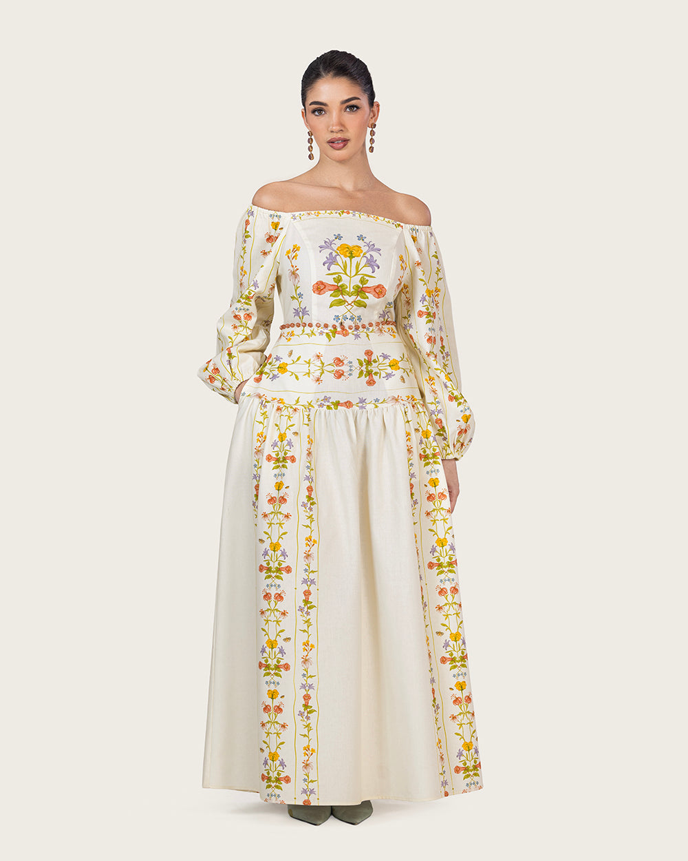 فستان كتان مطرز بحزام خصر مرصع يدويًا