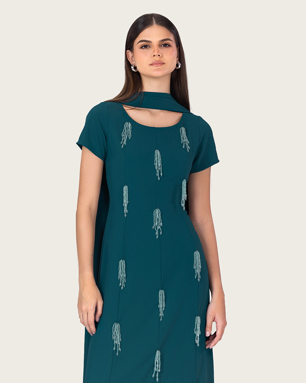 فستان ماكسي أخضر بترولي بتطريز خرزي وقصّة مستقيمة