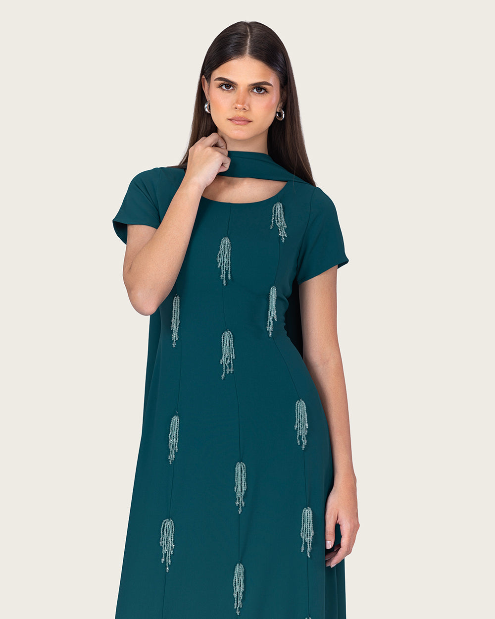 فستان ماكسي أخضر بترولي بتطريز خرزي وقصّة مستقيمة