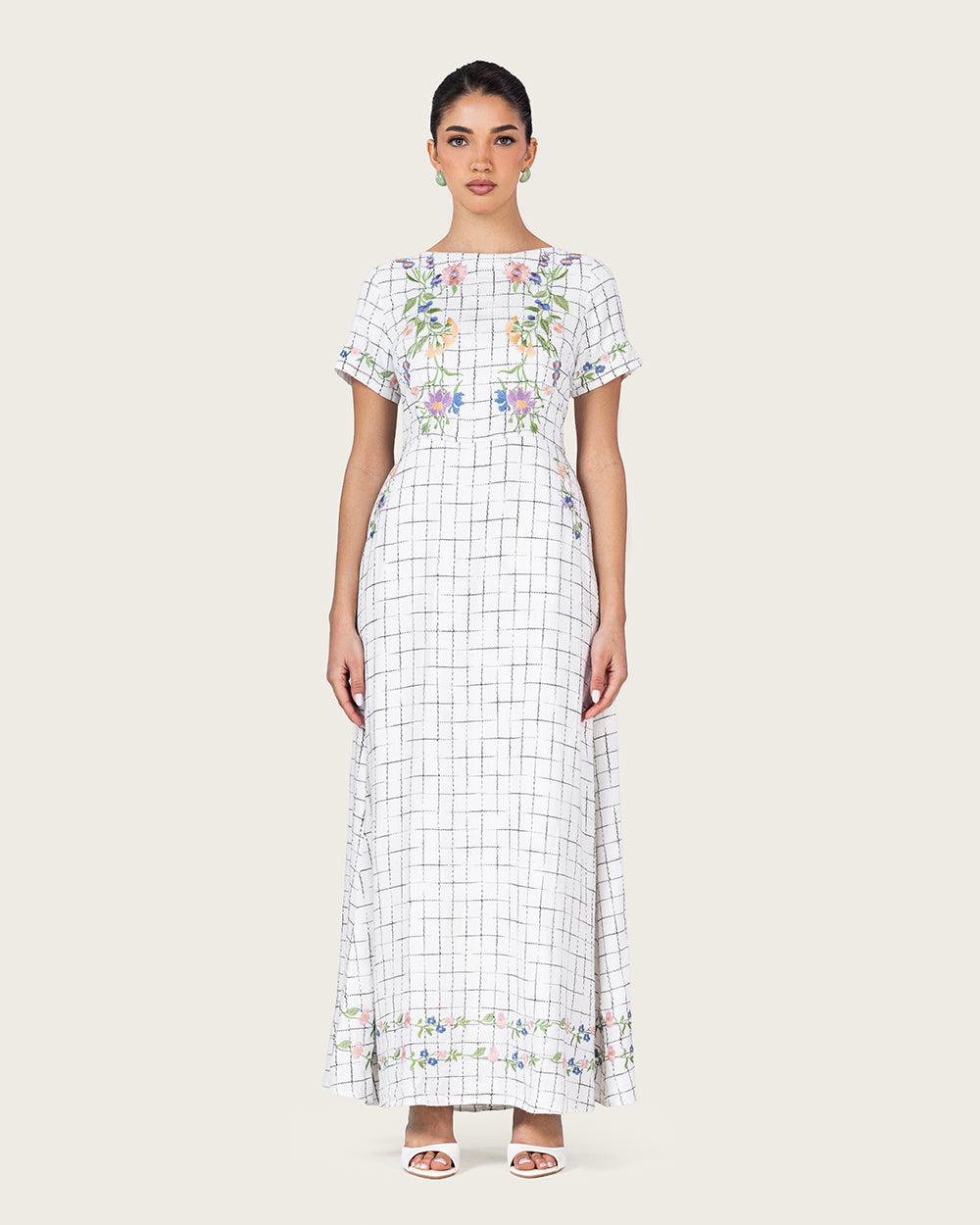 فستان كتان مطرز بالورود بثلاث ربطات خلفية