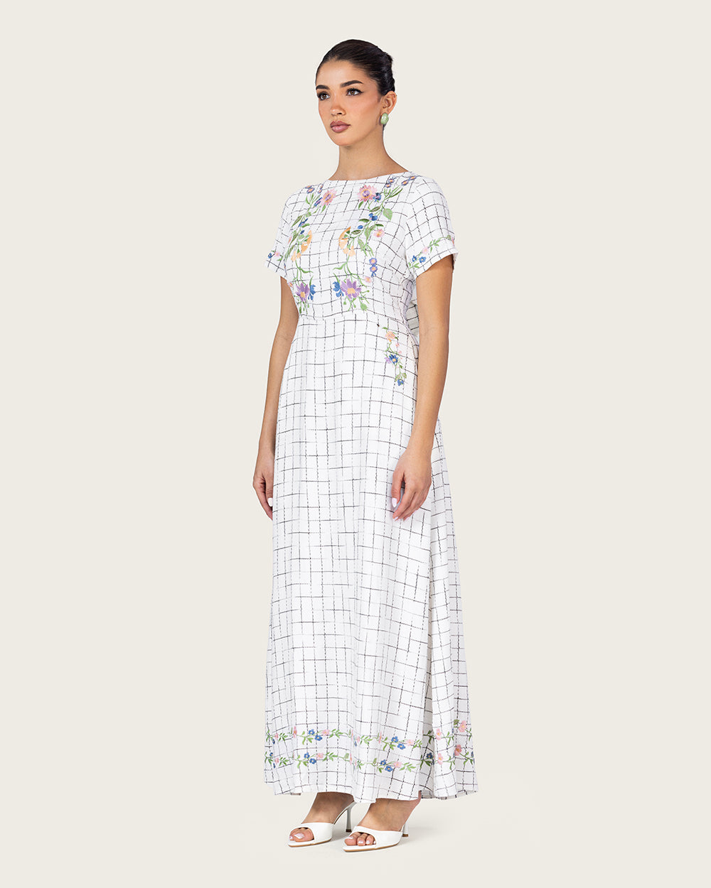 فستان كتان مطرز بالورود بثلاث ربطات خلفية