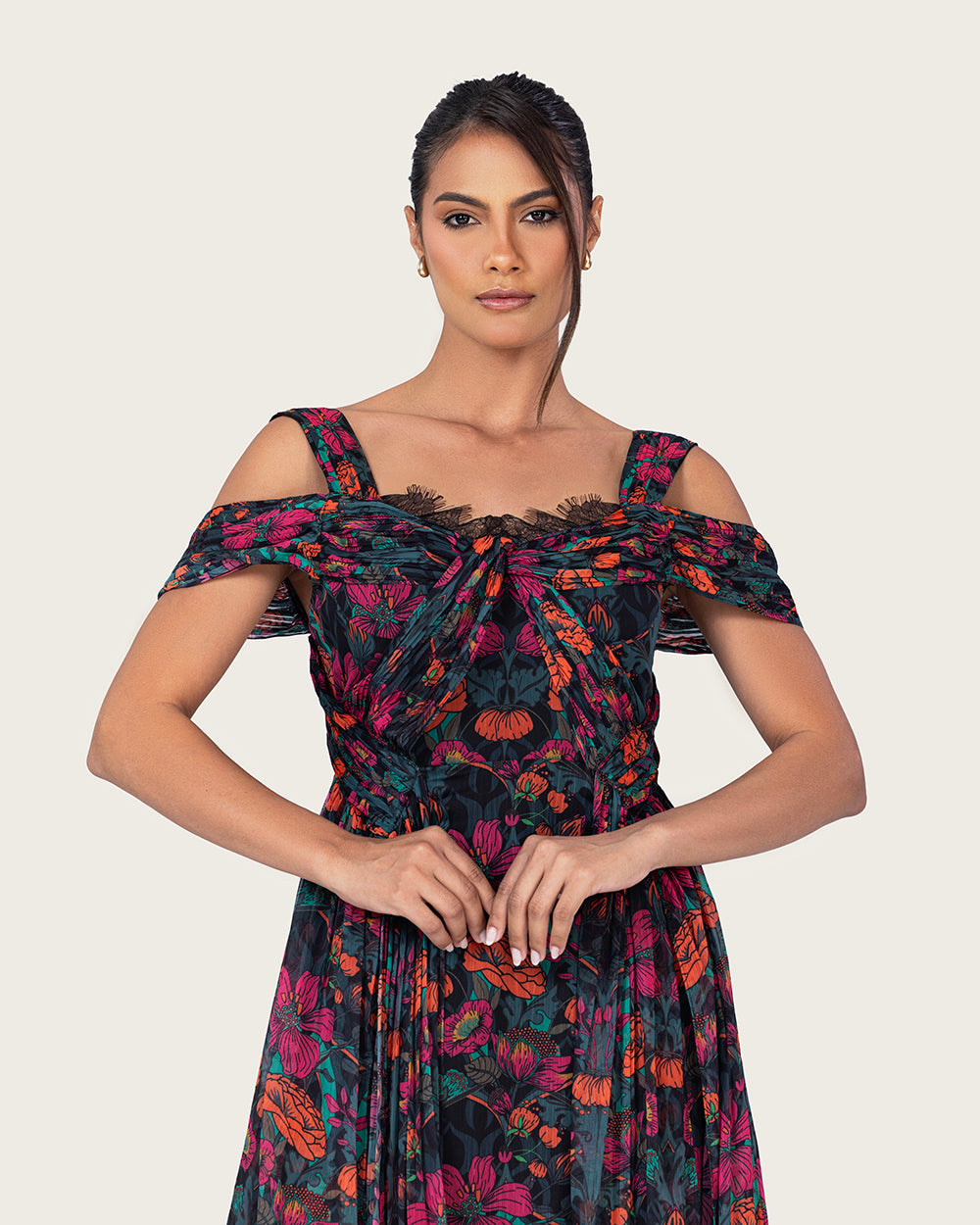 فستان شيفون بأزهار استوائية أنيقة