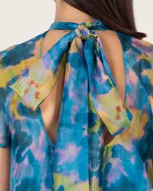 فستان ماكسي أورغانزا بطبعة مميزة مع فيونكة خلفية