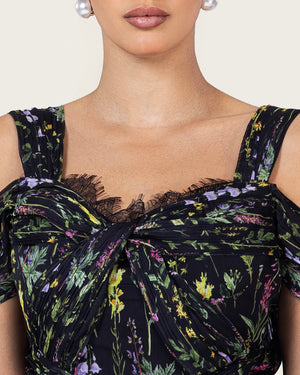 فستان ماكسي أسود بطبعة زهرية وتصميم كتف مفتوح أنيق