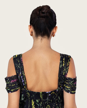 فستان ماكسي أسود بطبعة زهرية وتصميم كتف مفتوح أنيق