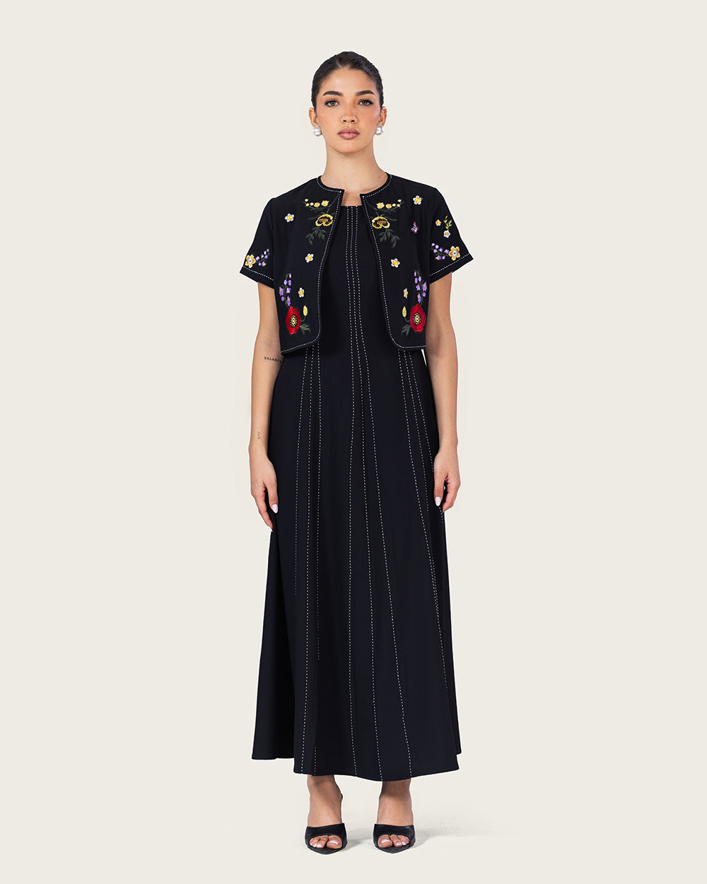 فستان أسود مطرز مع جاكيت قصير