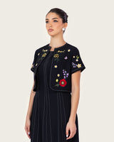 فستان أسود مطرز مع جاكيت قصير