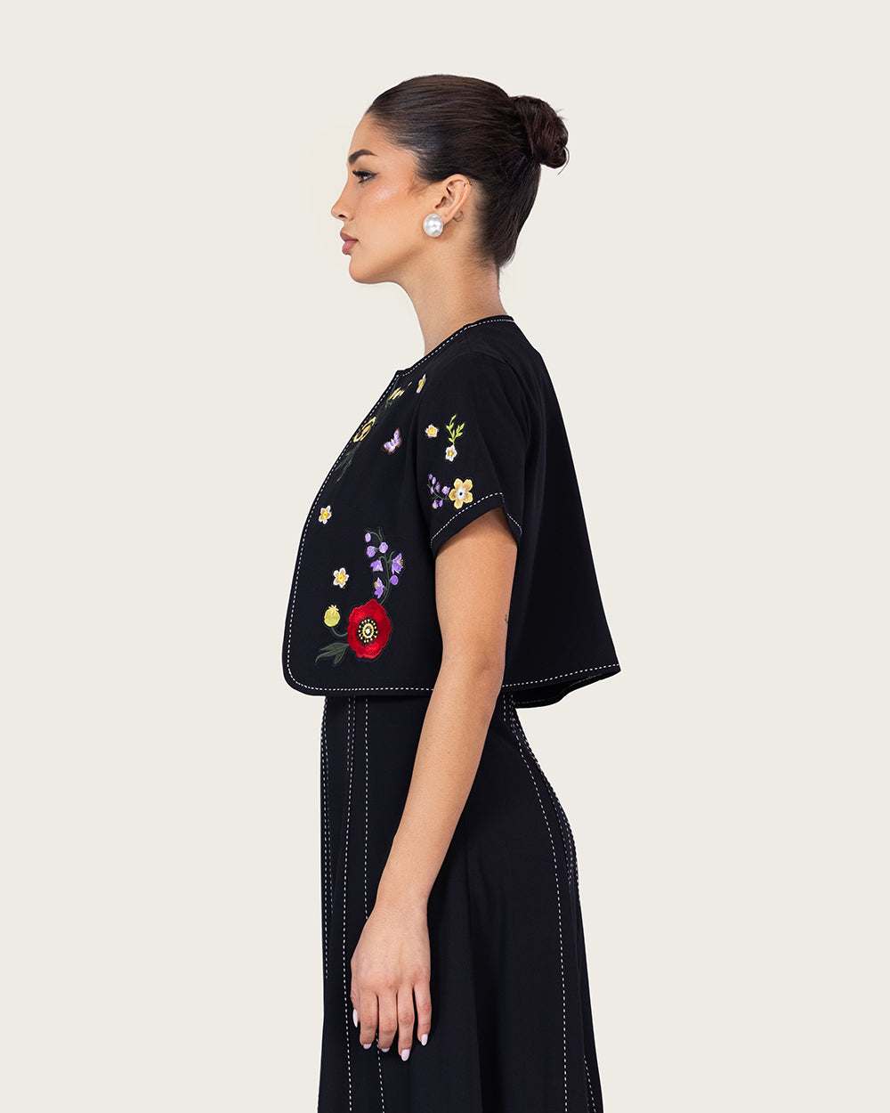 فستان أسود مطرز مع جاكيت قصير