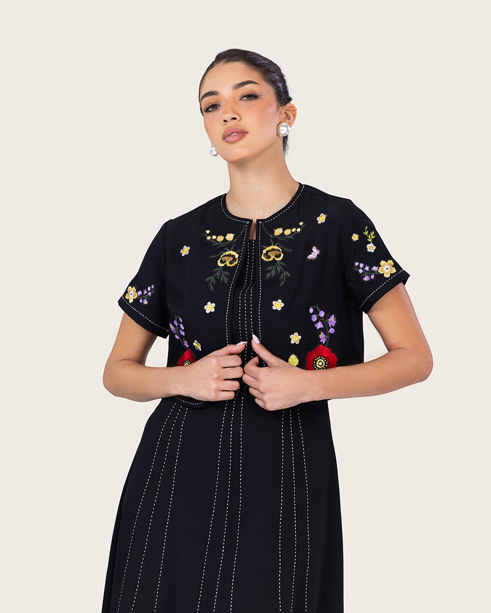 فستان أسود مطرز مع جاكيت قصير
