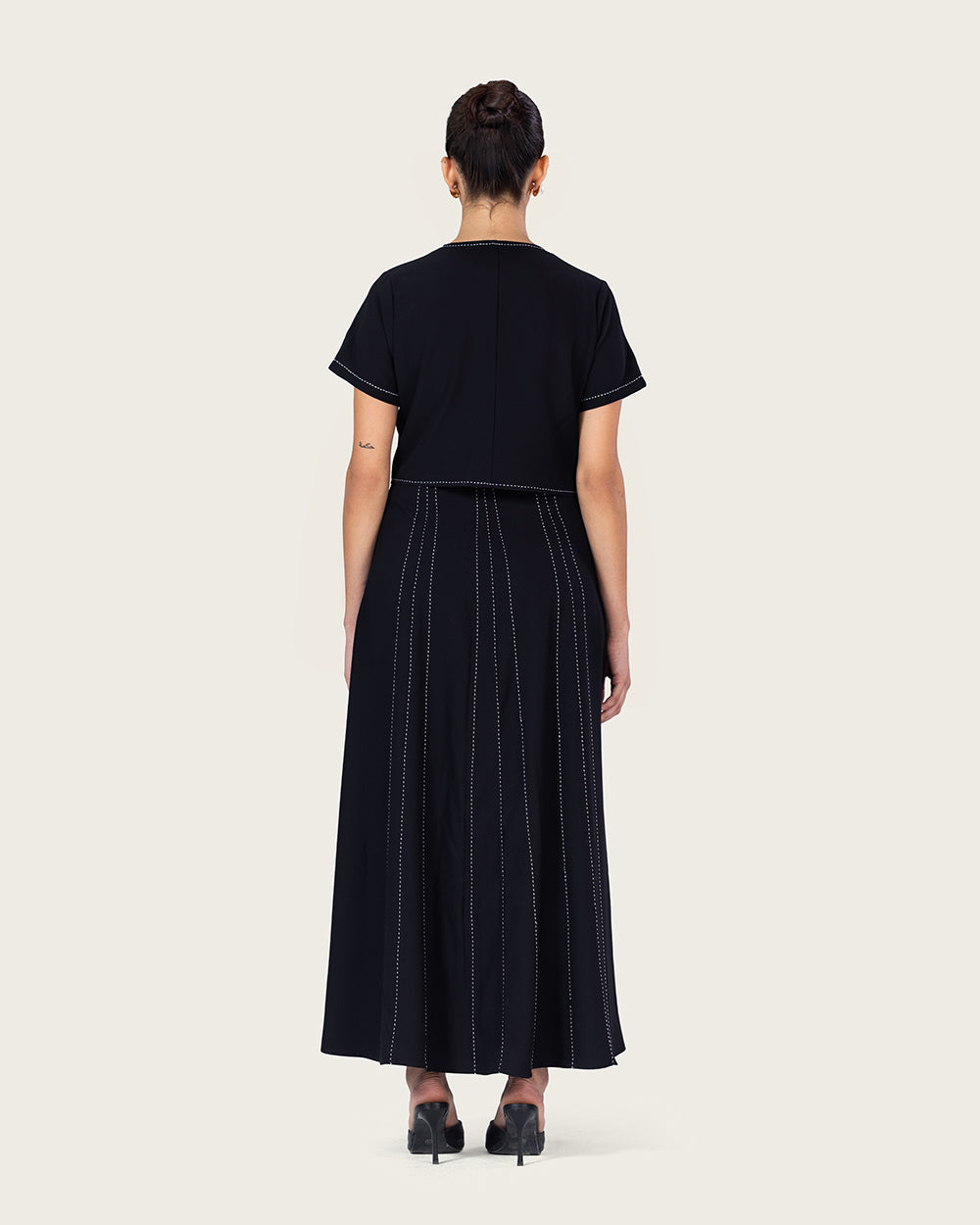 فستان أسود مطرز مع جاكيت قصير