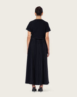 فستان أسود مطرز مع جاكيت قصير