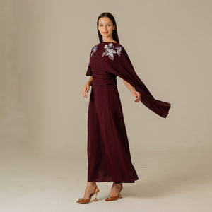 فستان كريب بتطريز يدوي وكاب أنيق