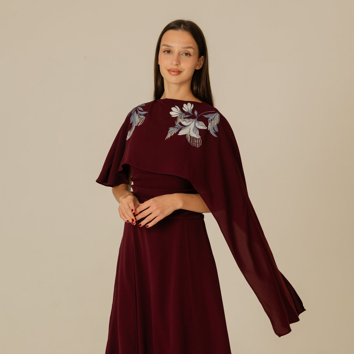 فستان كريب بتطريز يدوي وكاب أنيق