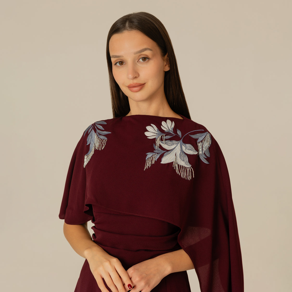 فستان كريب بتطريز يدوي وكاب أنيق