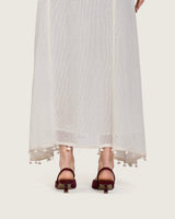 فستان ماكسي سكري بتطريز زهري وحواف مزينة