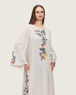 فستان ماكسي سكري بتطريز زهري وحواف مزينة