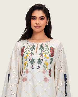 فستان قفطان مطرز بتفاصيل زهرية – أبيض عاج
