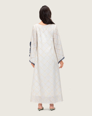 فستان قفطان مطرز بتفاصيل زهرية – أبيض عاج