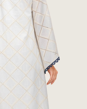 فستان قفطان مطرز بتفاصيل زهرية – أبيض عاج