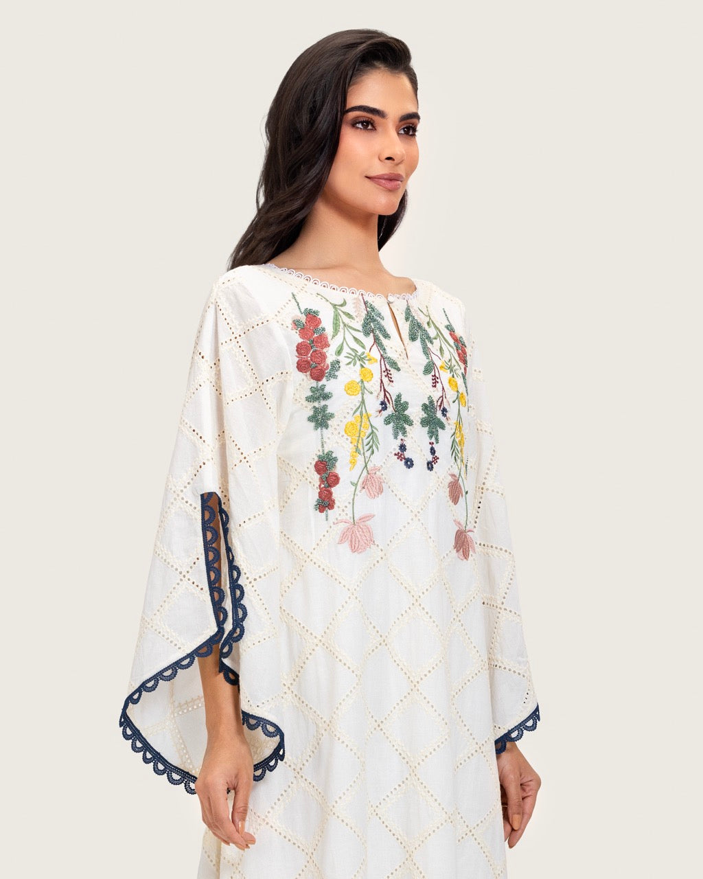 فستان قفطان مطرز بتفاصيل زهرية – أبيض عاج