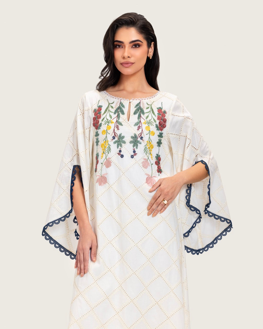 فستان قفطان مطرز بتفاصيل زهرية – أبيض عاج