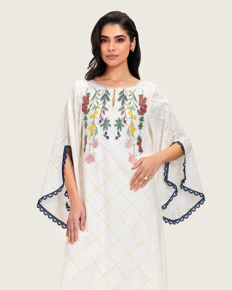 فستان قفطان مطرز بتفاصيل زهرية – أبيض عاج