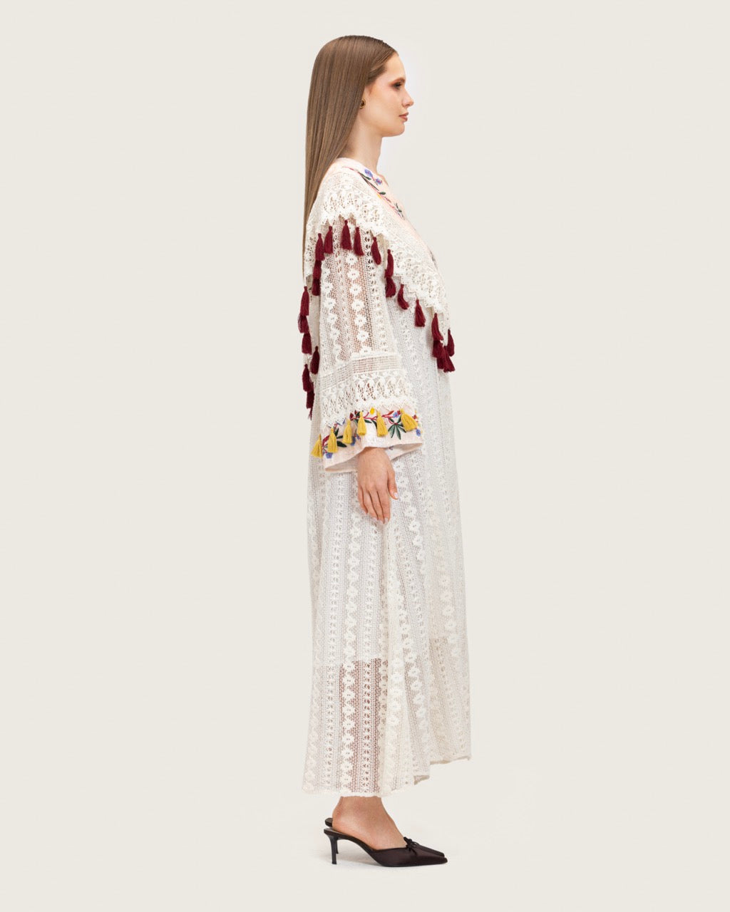 قفطان دانتيل أبيض مطرّز بشرّابات يدوية – قصة واسعة بطول ماكسي