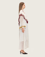قفطان دانتيل أبيض مطرّز بشرّابات يدوية – قصة واسعة بطول ماكسي