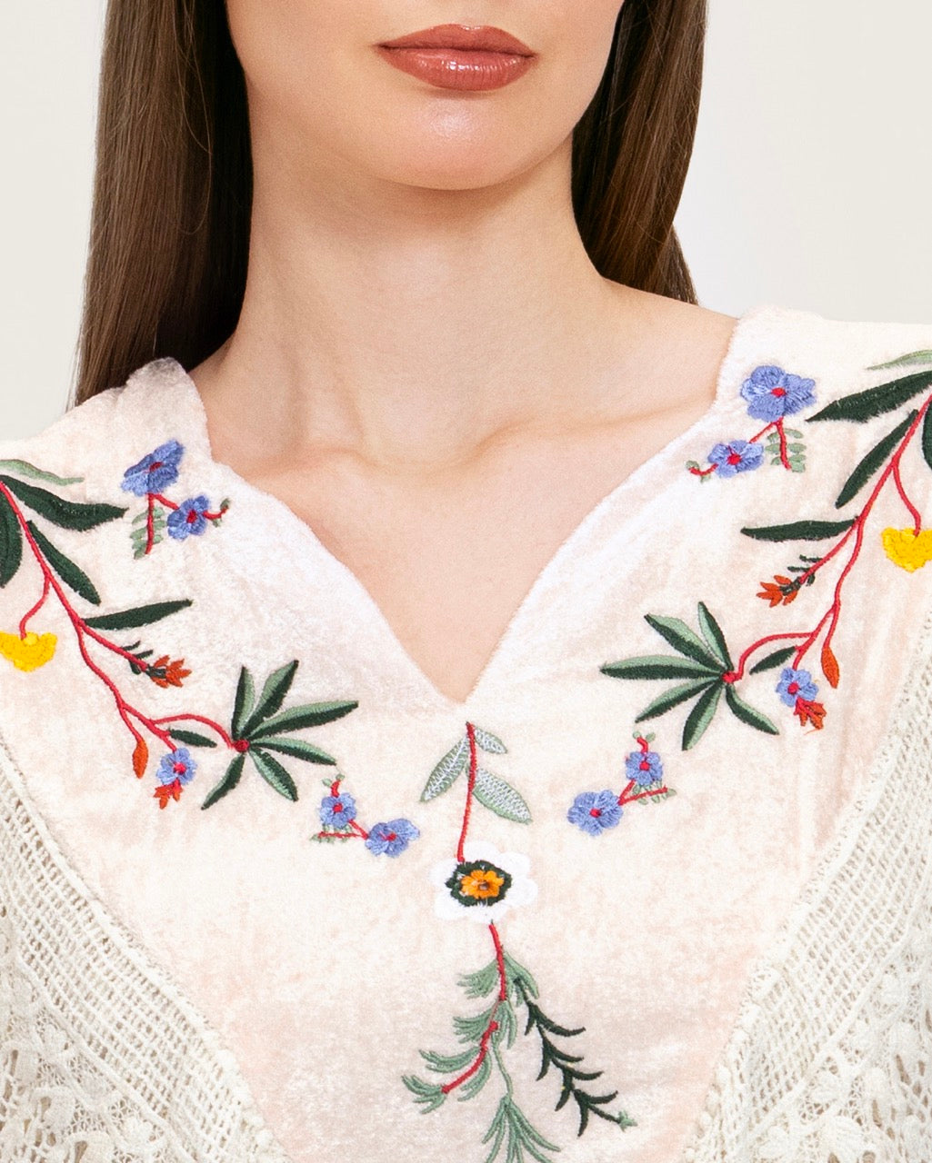 قفطان دانتيل أبيض مطرّز بشرّابات يدوية – قصة واسعة بطول ماكسي