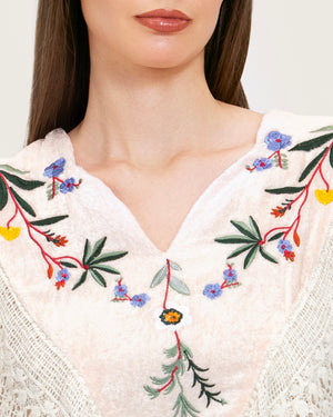 قفطان دانتيل أبيض مطرّز بشرّابات يدوية – قصة واسعة بطول ماكسي