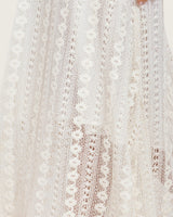 قفطان دانتيل أبيض مطرّز بشرّابات يدوية – قصة واسعة بطول ماكسي