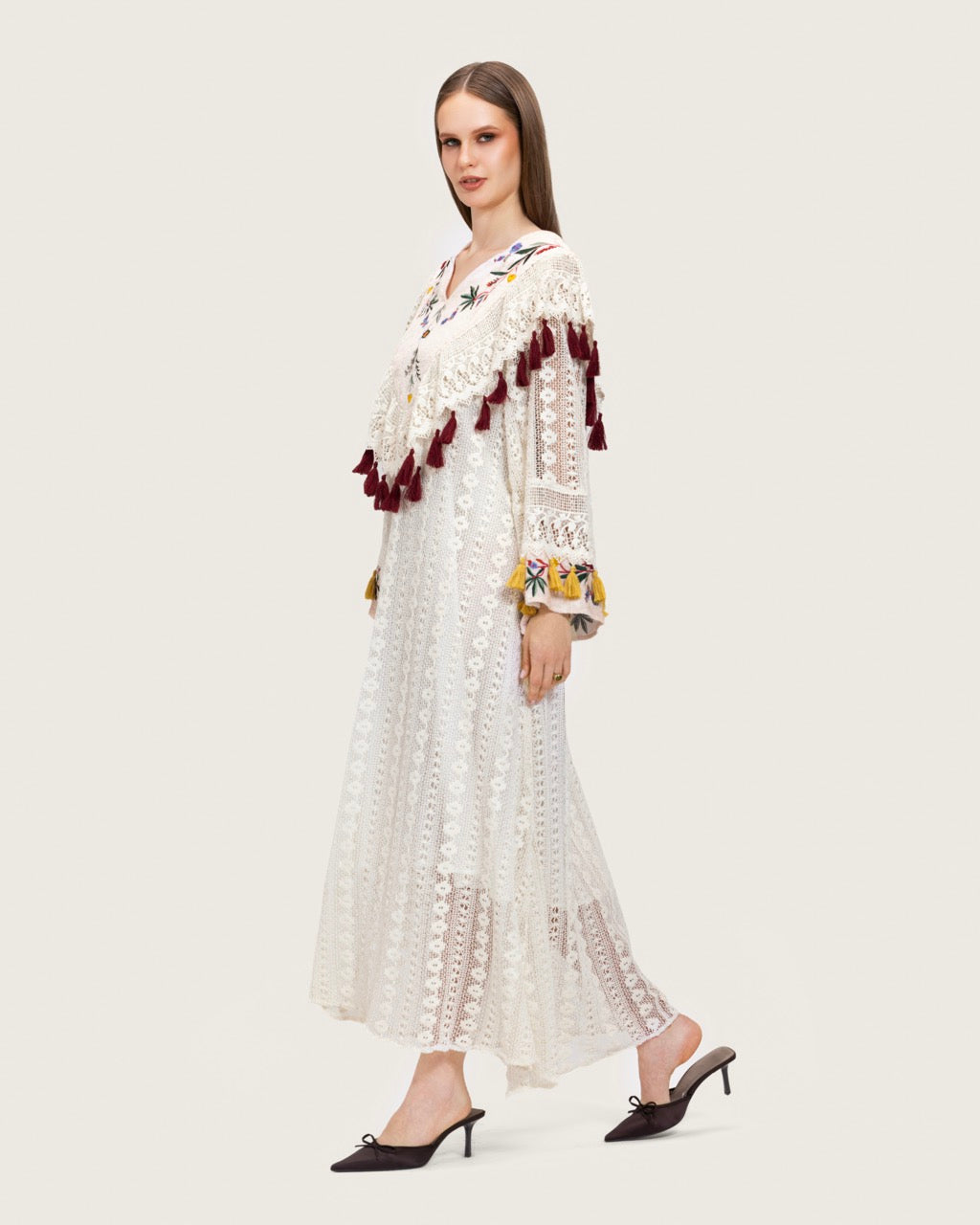 قفطان دانتيل أبيض مطرّز بشرّابات يدوية – قصة واسعة بطول ماكسي