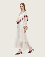 قفطان دانتيل أبيض مطرّز بشرّابات يدوية – قصة واسعة بطول ماكسي