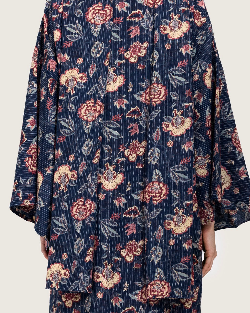 عباية مفتوحة بطبعة زهور باللون الكحلي مع وشاح