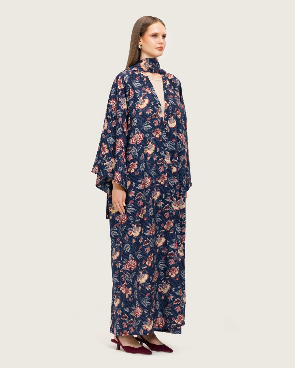 عباية مفتوحة بطبعة زهور باللون الكحلي مع وشاح