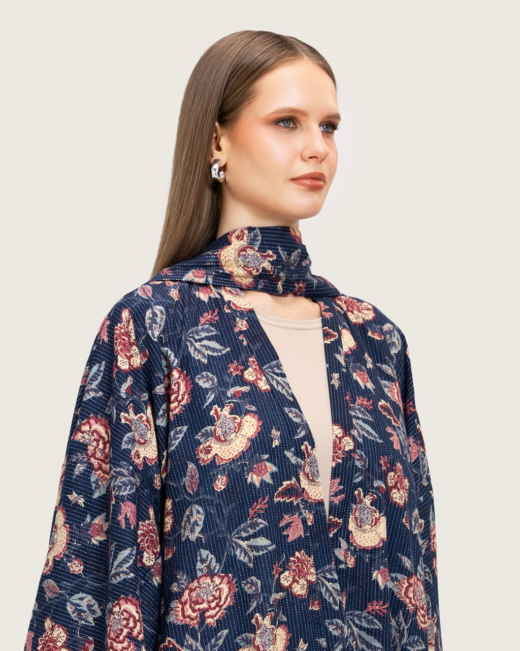 عباية مفتوحة بطبعة زهور باللون الكحلي مع وشاح
