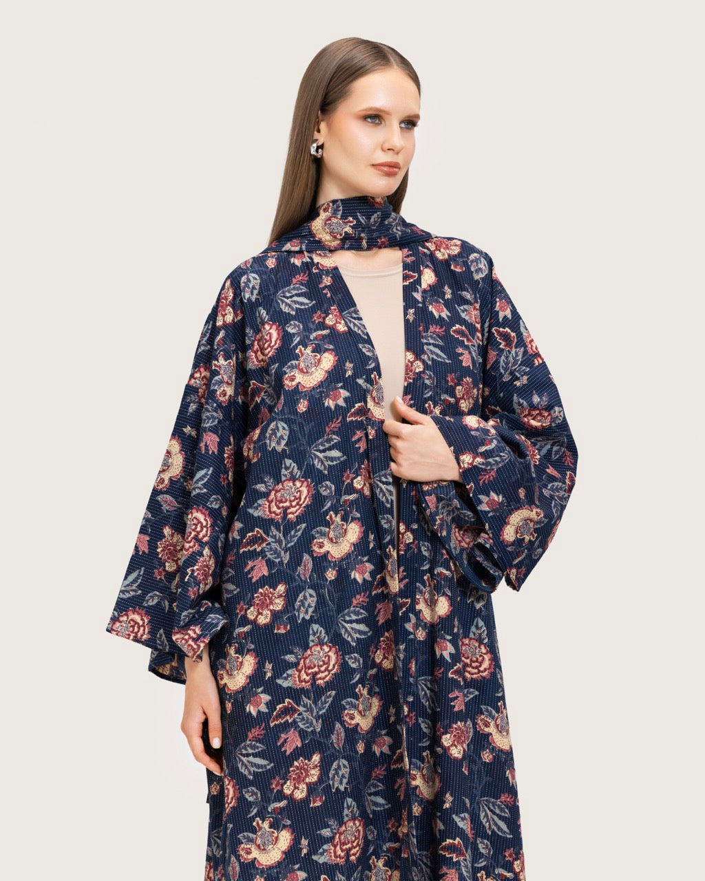 عباية مفتوحة بطبعة زهور باللون الكحلي مع وشاح