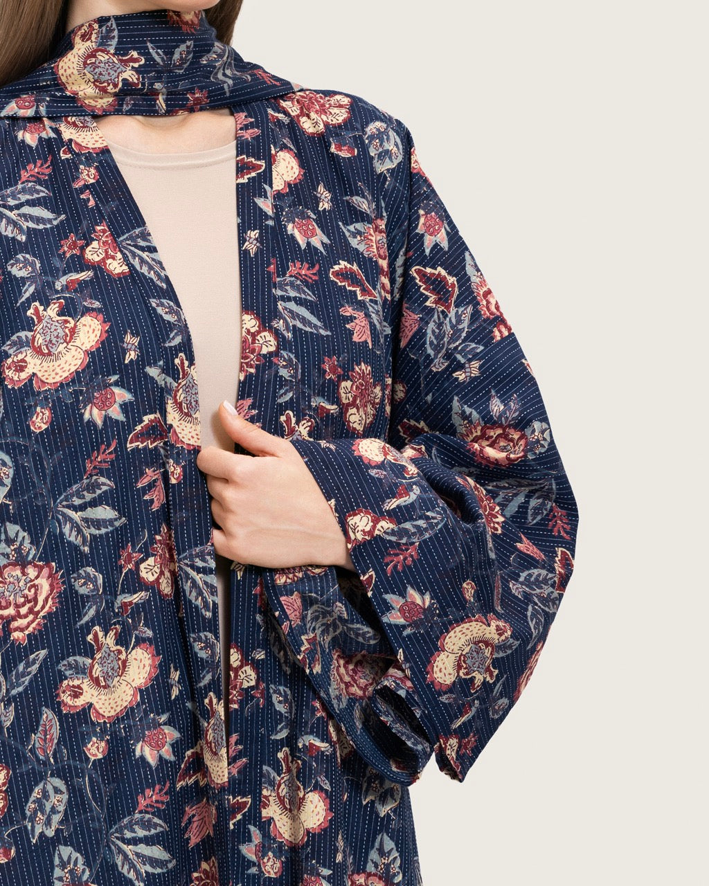 عباية مفتوحة بطبعة زهور باللون الكحلي مع وشاح