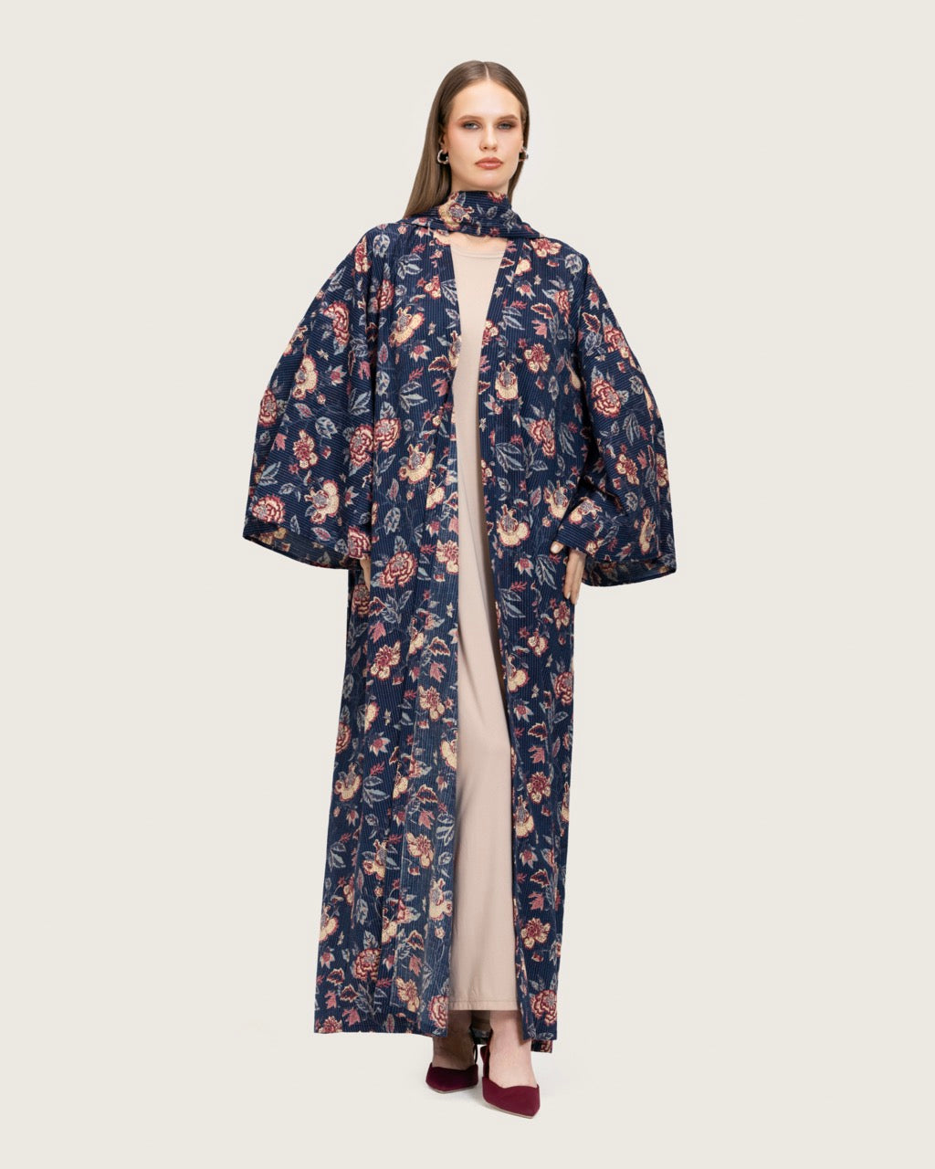 عباية مفتوحة بطبعة زهور باللون الكحلي مع وشاح
