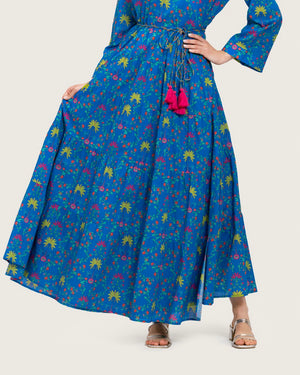 فستان ماكسي أزرق مطبوع بقصة لفّ مع حزام وتفاصيل شرّابات