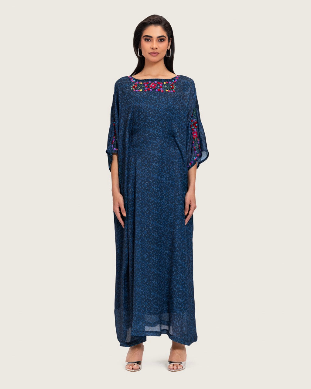 قفطان أزرق داكن مطبوع مع تطريز يدوي وقصة فضفاض و ربطة وسط